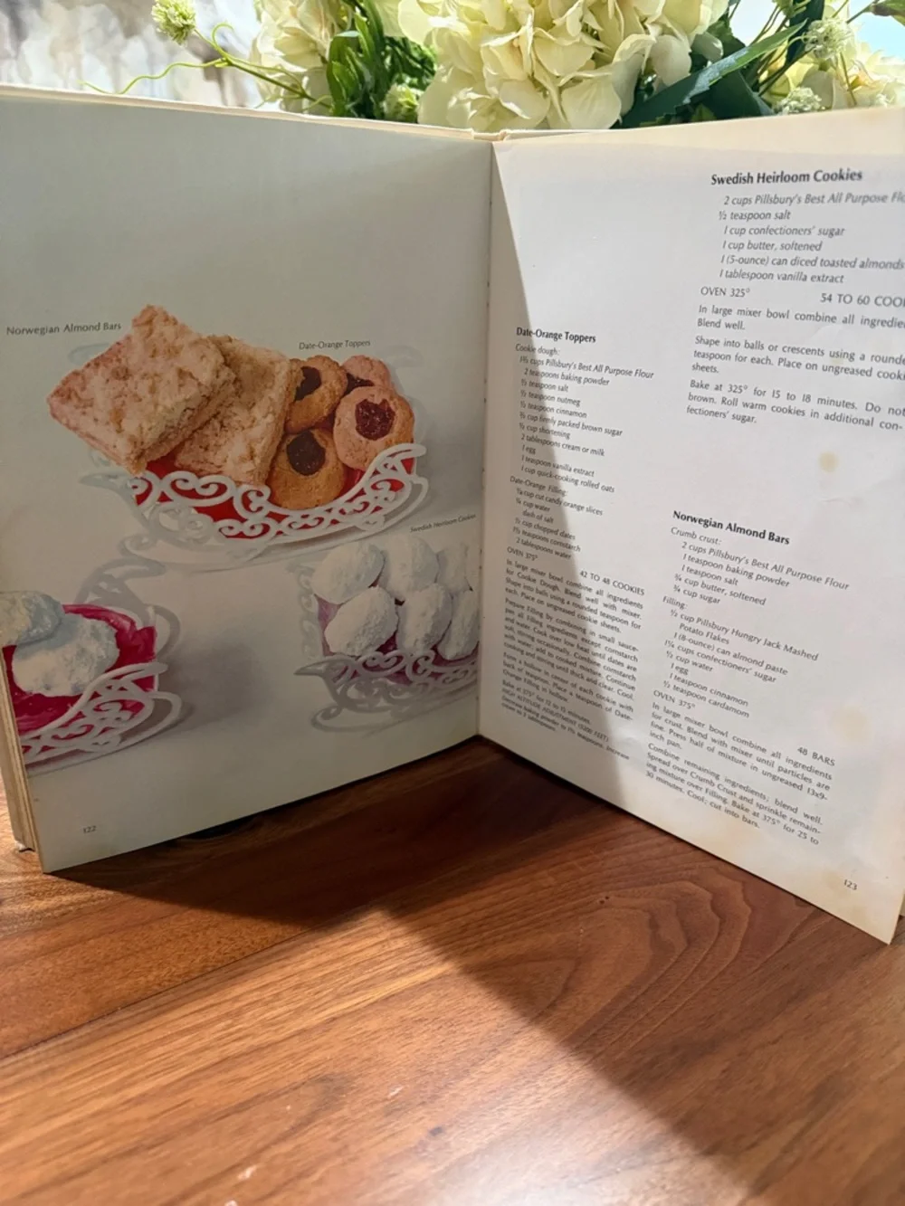 Vintage 1967 Pillsbury's Bake Off Hardcover Cookie Book